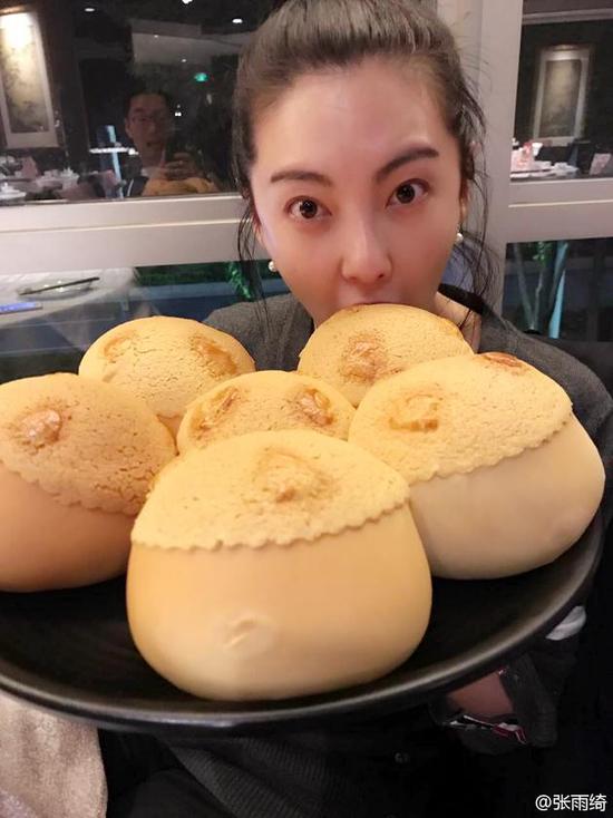 吃货张雨绮甜蜜回应 谁没个幸福胖