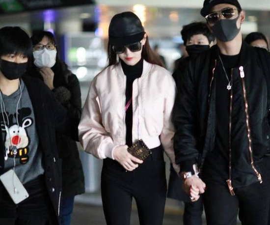 唐嫣晒照遭批虚荣炫富 4万元的手机壳长这样