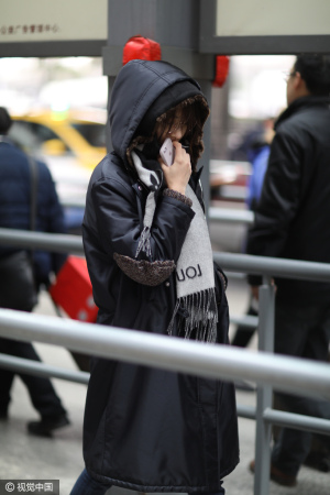 郑爽失踪80天首现身 街头哭泣疑因情抑郁