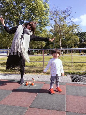 贾静雯晒7月大肚照 肚子大到衣服遮不住了