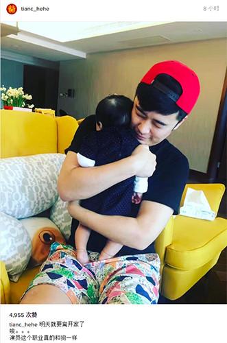 �ºճ��Ź���ǰ����Ů�� �Գ���Ա��һ��