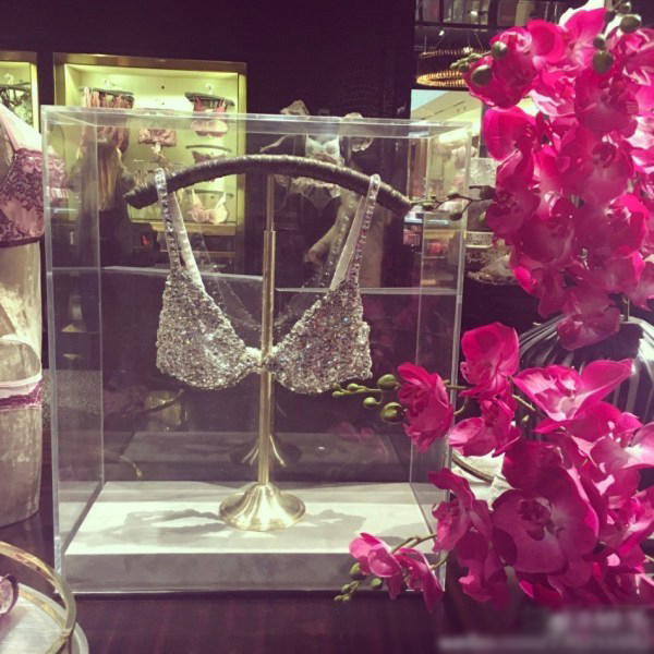 ������Ů�ѹ�������µ� ����������ɩ