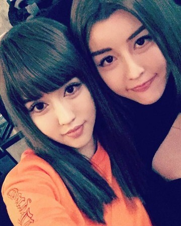 by2妹妹yumi跑步滑倒脸着 幸好没伤到