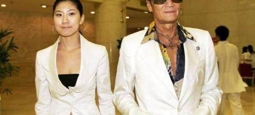 ��ԡ�ү���� ��һֱ����ý���ע�����ձ����ƣ�Ů����������