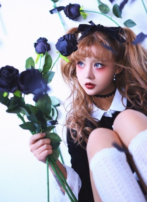 ����������Ů����Ƚ�ĸ���д�棬���۾���ͷ��������������Ը����