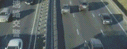 �������ˣ�Ŀ�⳵�ٽӽ�100���˾��ֻ��Ŀ�ͷ�Ħ�л����ɢ