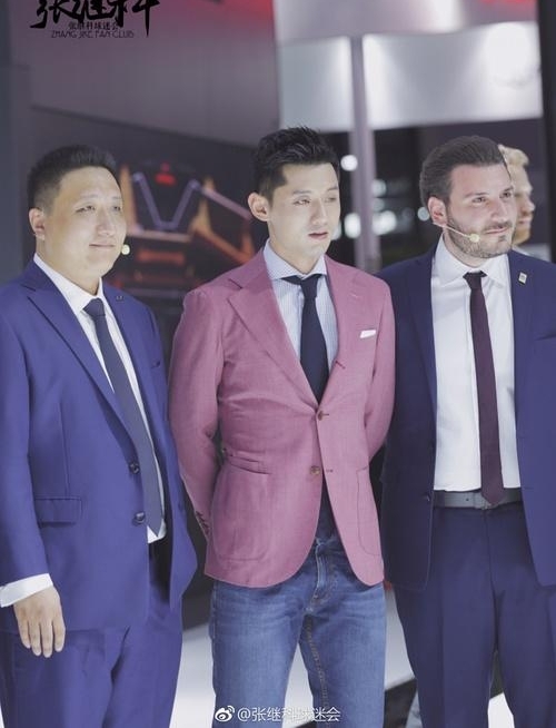 �ż̿������Ϻ���չ һ����ɫ��װ˧���е����
