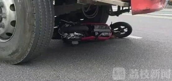 �����������ײ�ϳ��綯 �ﳵŮ�ӵ�������