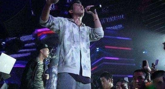 ����Ϊ���»��Ӱ���, ȴ���䵽ҹ���̽�, �ֺͳ�ģ����Ů��