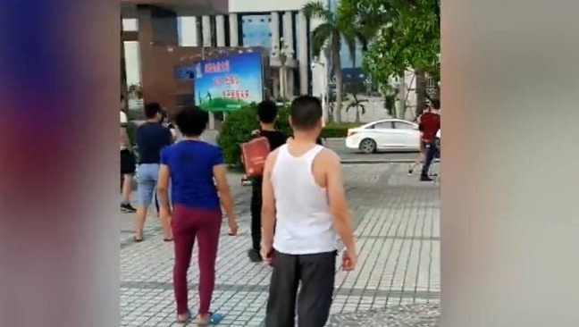 ����һ����Я���˴�ԭ�䣬ˤ�������ԡ�Ū���㡱