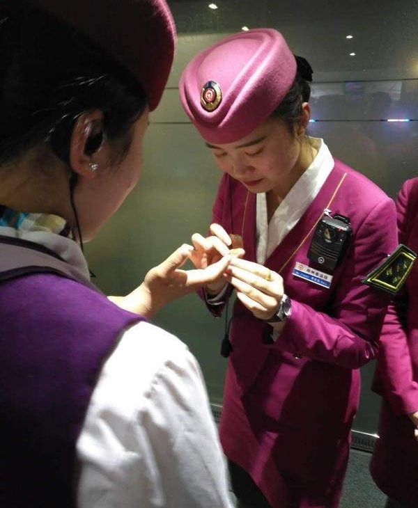 ֣��С������ϾͲ��ֱ����� ��Ů�߽����鴦��