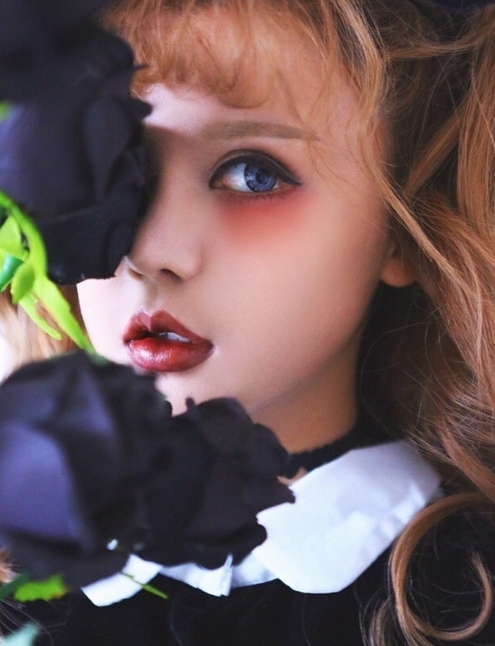 ����������Ů����Ƚ�ĸ���д�棬���۾���ͷ��������������Ը����
