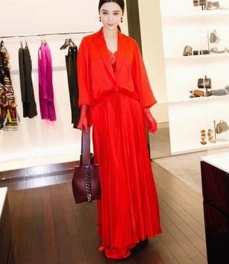 ͬ�������»�����Ů�ˣ�һ���ȷ���������һ���������˸�Ȣ��