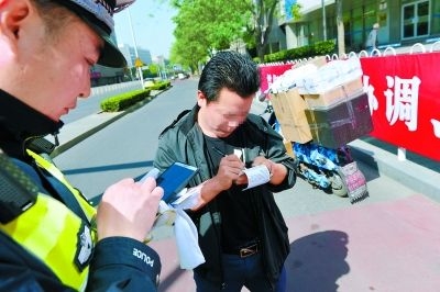 �����ϲ齻ͨΥ�� ������Ͳ�Ա�����ϼҾ���ô��