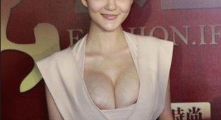 �����������ղμ���ˮ������Ů�ǣ�ֻ����һ���ߺ�����糱��