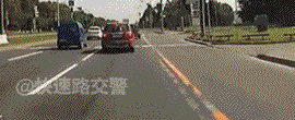 �������ˣ�Ŀ�⳵�ٽӽ�100���˾��ֻ��Ŀ�ͷ�Ħ�л����ɢ