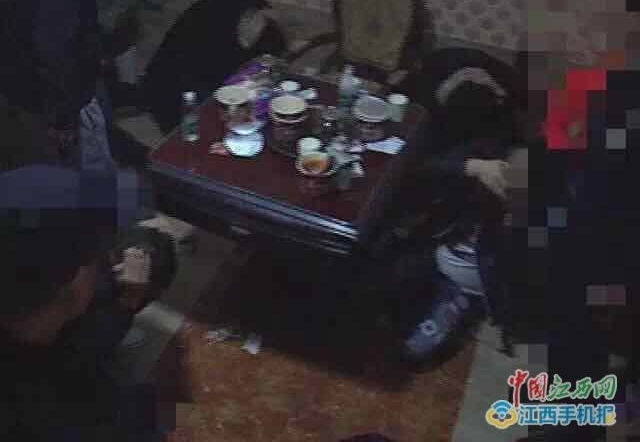 �齫����13�˾۶� �ϲ������ɳ����񾯳�����һ���ˡ�