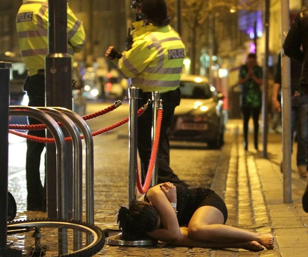 ��ҹ��������Ů��ϯ�ض�˯����·�˽���