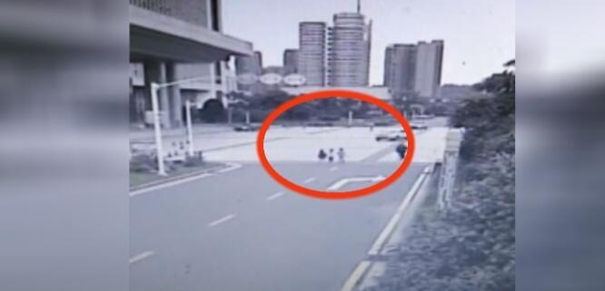 С������·���� ��ԽҰ��ײ�����⳵����ѹ����