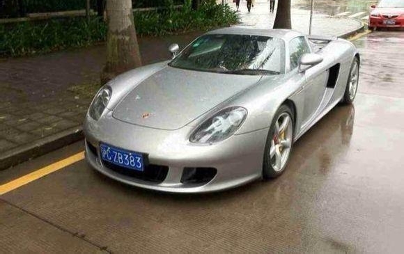 ������ǧ���ܱ����ſᣬ���Դ����ƺ�ȴ��·�˳�Ц