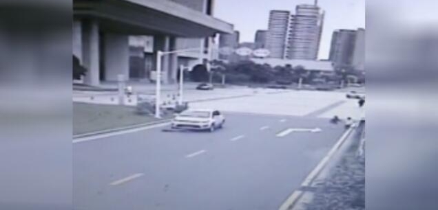 С������·���� ��ԽҰ��ײ�����⳵����ѹ����