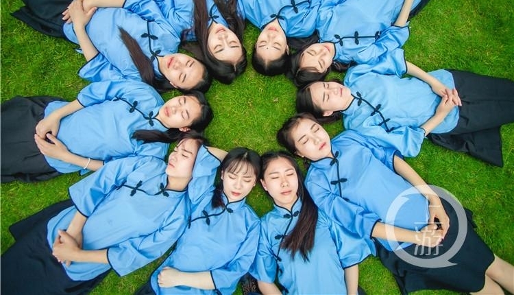 �����ѧ����һ����ʽ��ҵ����Ϯ