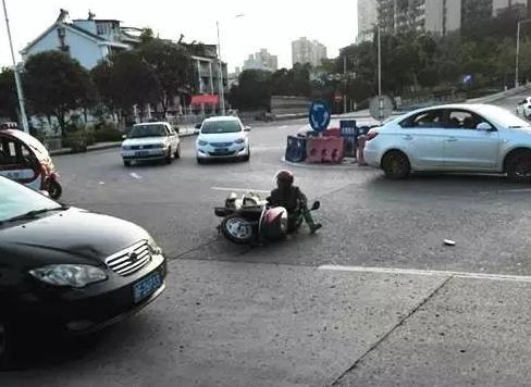 ���ݳ������ŷ�����ͨ�¹� Ħ�г���ʻԱ������ײ���ڵ�