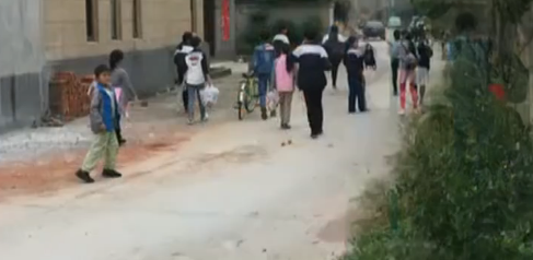 �Ѹ��ٵ��ɡ���԰����ʮ����Сѧ�������Ͽ����վۻ�