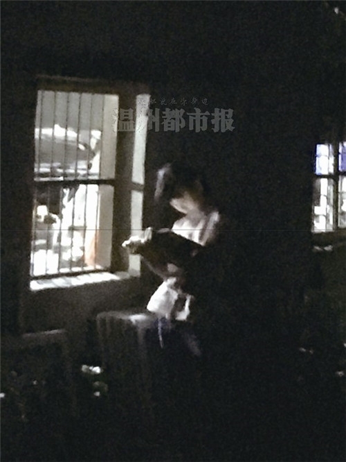 �ִ���＂���͵��＂!СѧŮ���蹤���ƹ�վ�Ŷ���