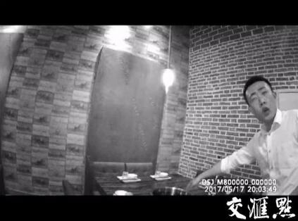 ʳ�ͳԻ��ʱ����ͻȻ����һֻ���� һ�˱�ҧ��