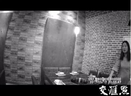 ʳ�ͳԻ��ʱ����ͻȻ����һֻ���� һ�˱�ҧ��