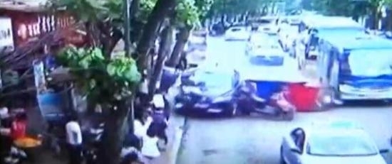 ԽҰ��ײ�򹫽���վ��8������ ˾������3Сʱ��ץ