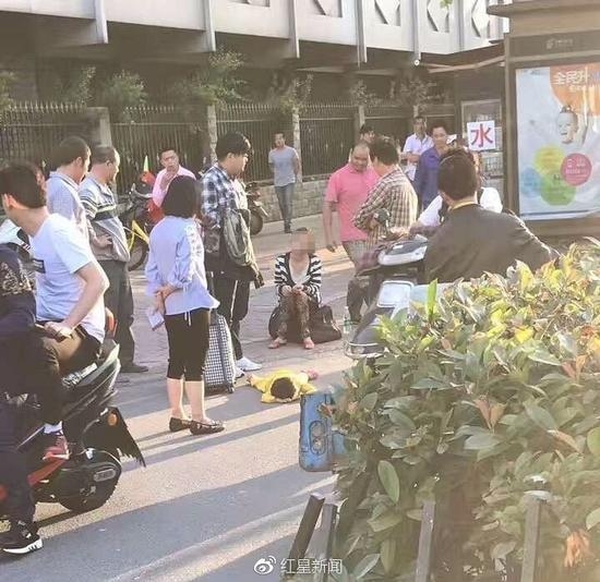 �����ͷ��̤ſ����Ů ��·�ˣ�����ľ���Ǯ��