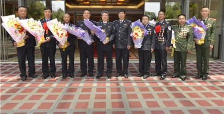 ���Ϲ���Ӣģ������������ ����4�˻���ȫ�����㾯��