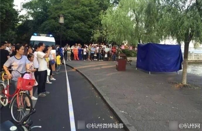 ������������һ�߸�ʬ