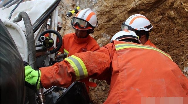 С����ɲ��ʧ��ײ���ұڣ���ͷϡ�� ��������ɹ�Ӫ��2��