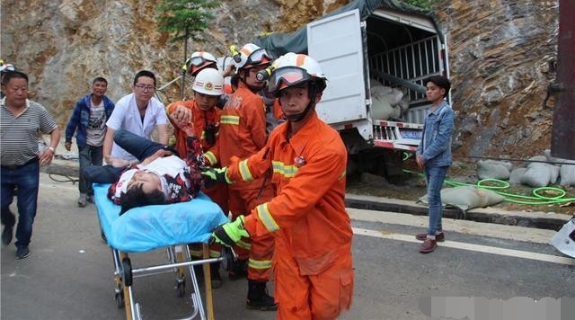 С����ɲ��ʧ��ײ���ұڣ���ͷϡ�� ��������ɹ�Ӫ��2��