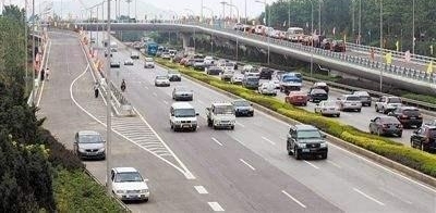 ��������·���𳵻����磡���Ӻᴩ11�ų�����ײ��20��