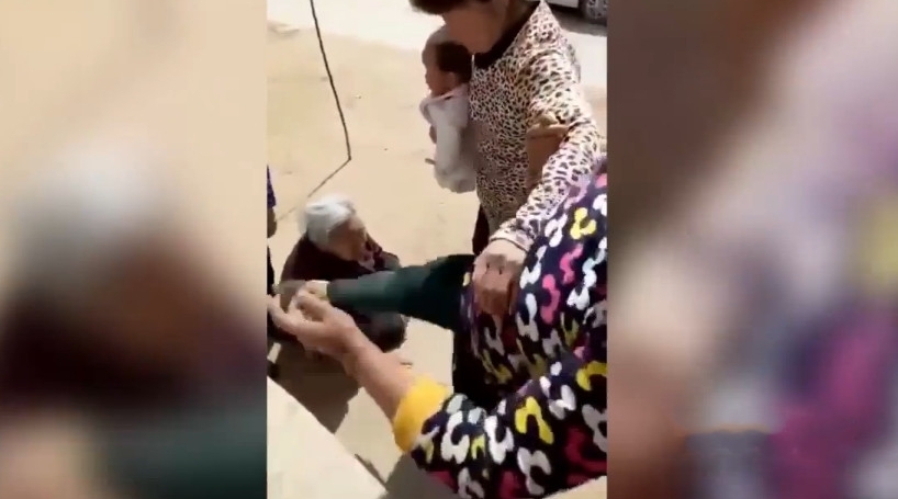 5Ѯ���赱��Ź��8Ѯ��ĸ��һ�Ų��ڶ����ϣ���һĻ�����˷�ŭ��