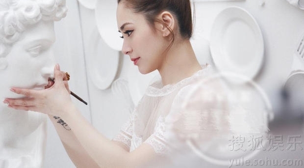 ������ʱ�д�Ƭ�ع� �οշ�����װ������Ů