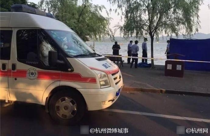 ������������һ�߸�ʬ