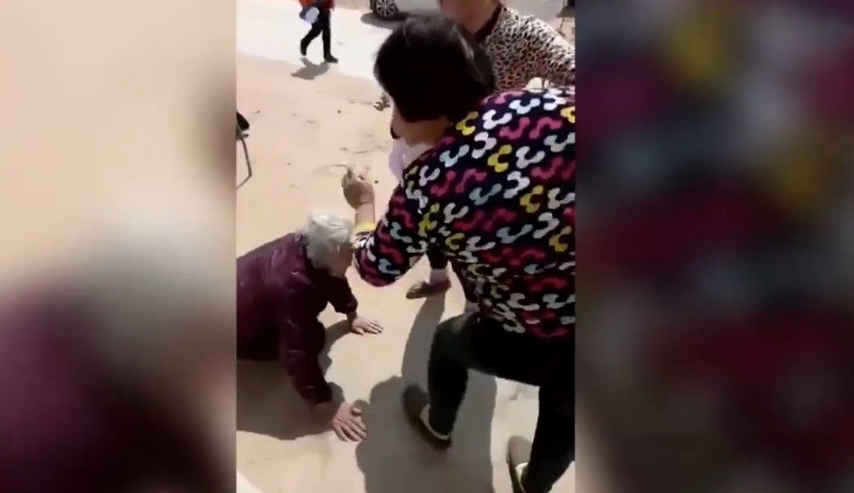 5Ѯ���赱��Ź��8Ѯ��ĸ��һ�Ų��ڶ����ϣ���һĻ�����˷�ŭ��