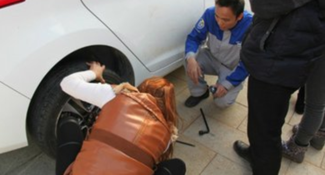 �޳�ʦ�����޳�ʱ�ҳ�һ����Ʊ��Ů˾��������ȴ���Ĳ�����