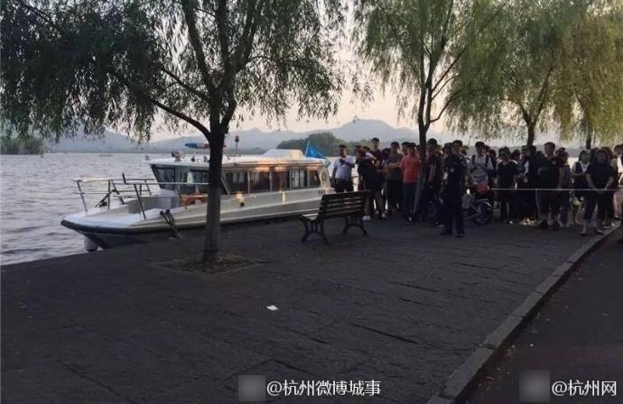 ������������һ�߸�ʬ