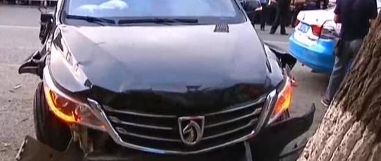 ԽҰ��ײ�򹫽���վ��8������ ˾������3Сʱ��ץ