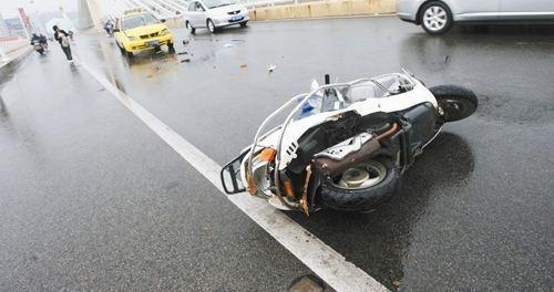 ����·��������һ��Ѯ����ˤ�µ綯����������