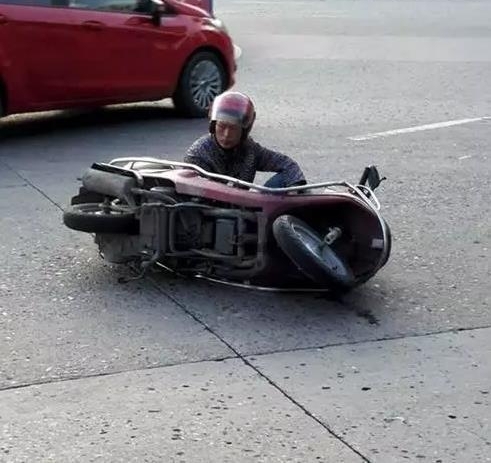 ���ݳ������ŷ�����ͨ�¹� Ħ�г���ʻԱ������ײ���ڵ�