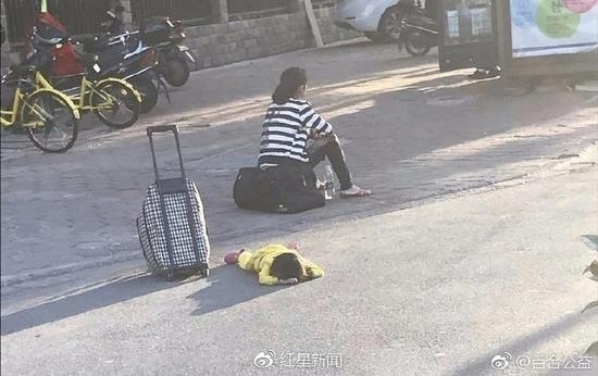 �����ͷ��̤ſ����Ů ��·�ˣ�����ľ���Ǯ��