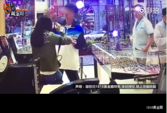 �����۾���˦�ִ�ĸ�� ����ĸ�����۾��۸����