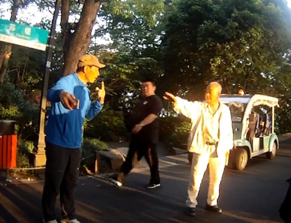 ���ݴ�ү����ŭ����Ӿ���ӣ�����������һ�˵�